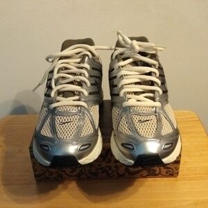 New Nike Men's Olive Green and White Athletic Sneakers.Size 11.5